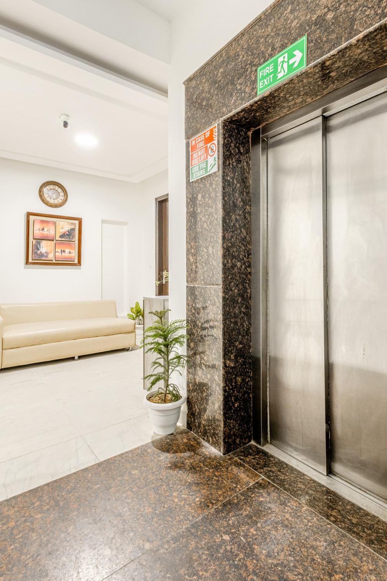 Lime Tree Service Apartment Golf Course Road, Гургаон Екстериор снимка