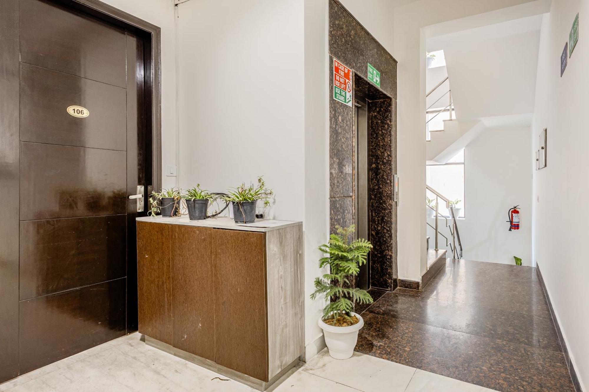 Lime Tree Service Apartment Golf Course Road, Гургаон Екстериор снимка